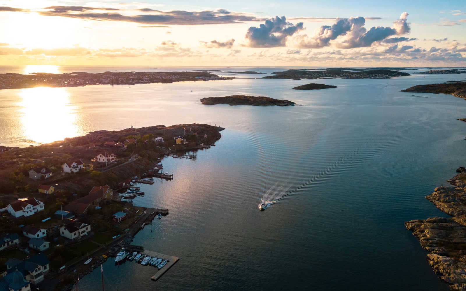 Boot zwischen Schäreninseln vor Stockholm im August