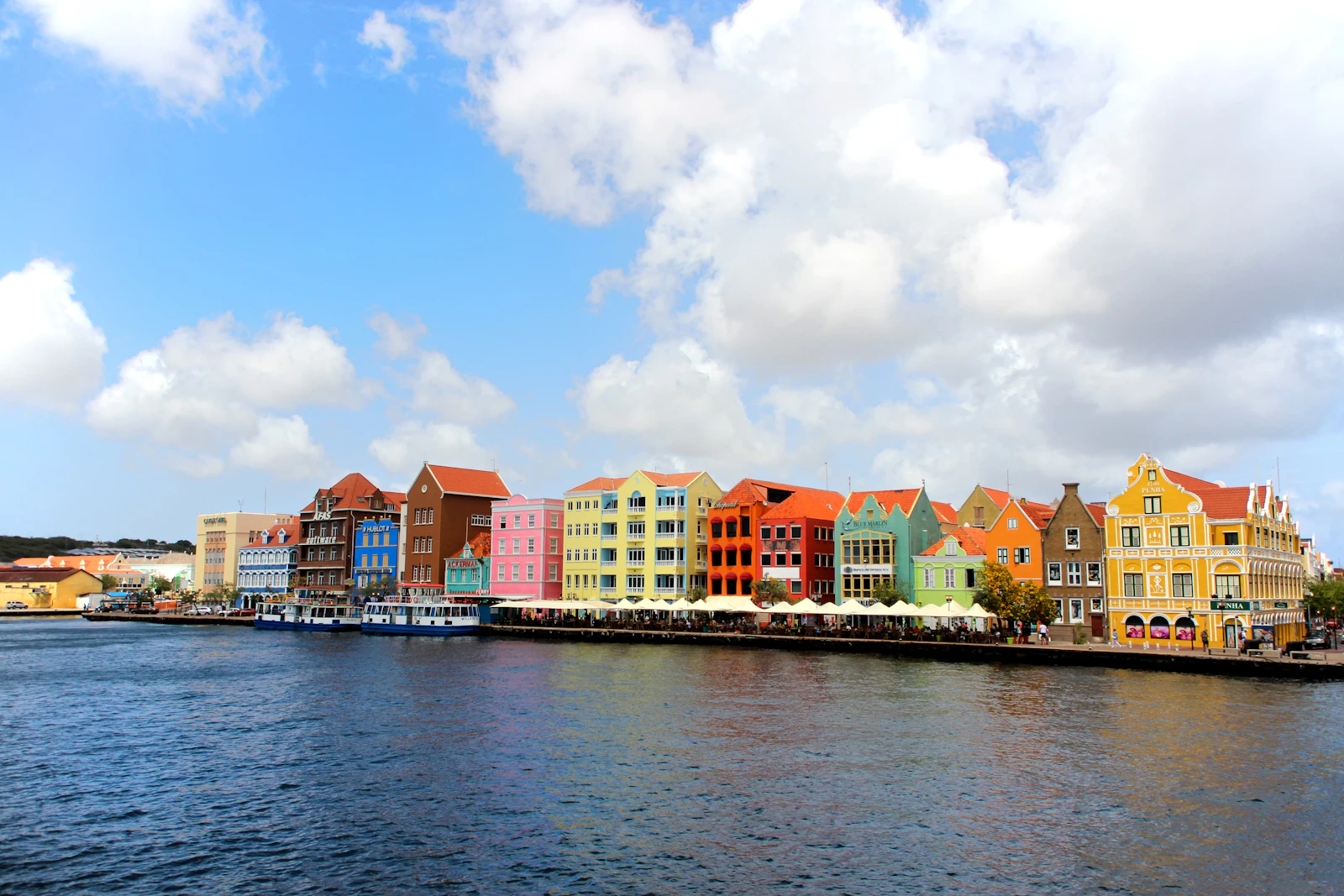 Bunte Häuserfront am Wasser in Willemstad auf Curaçao im Dezember