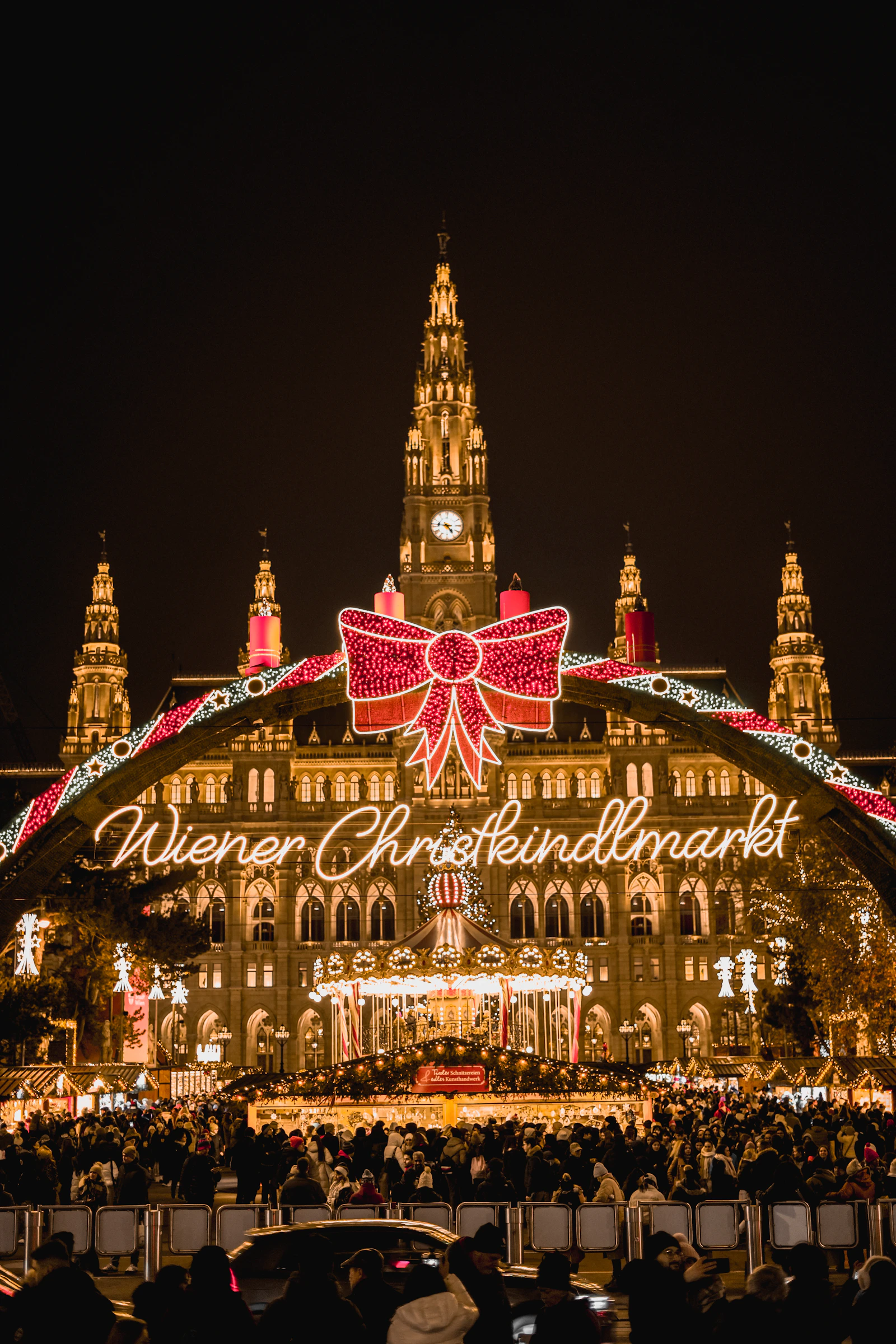 Weihnachtsmarkt vor dem Rathaus in Wien im Dezember