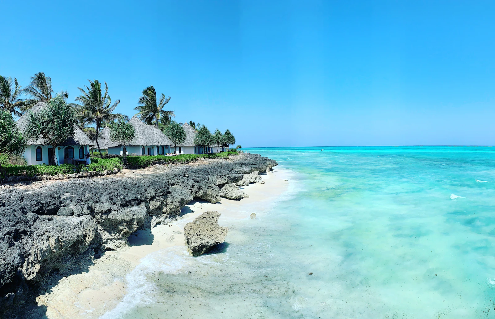 Strand mit Booten auf Sansibar im Februar aus der Luft