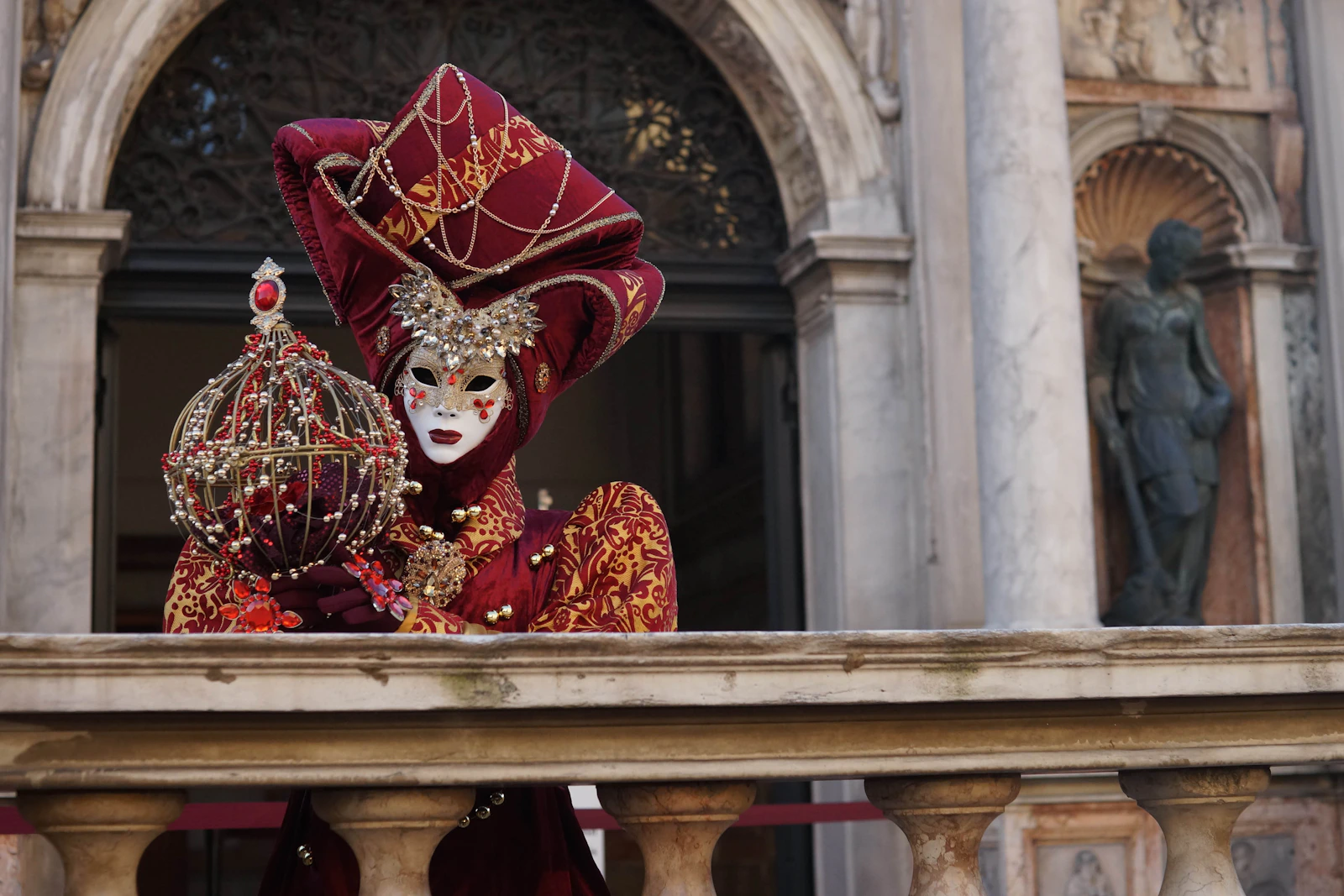 Maskierte Figur beim Karneval in Venedig im Februar