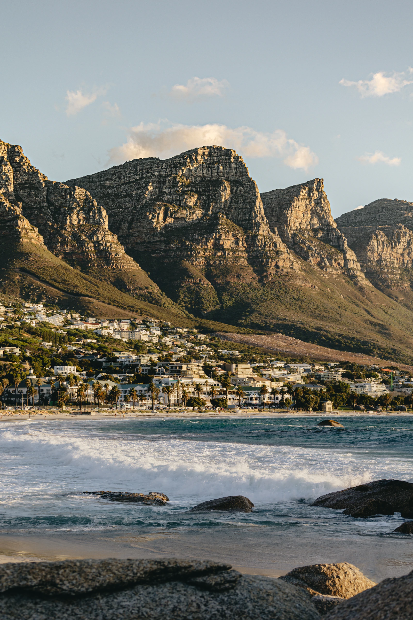 Strand von Camps Bay in Kapstadt mit den Twelve Apostles im Januar