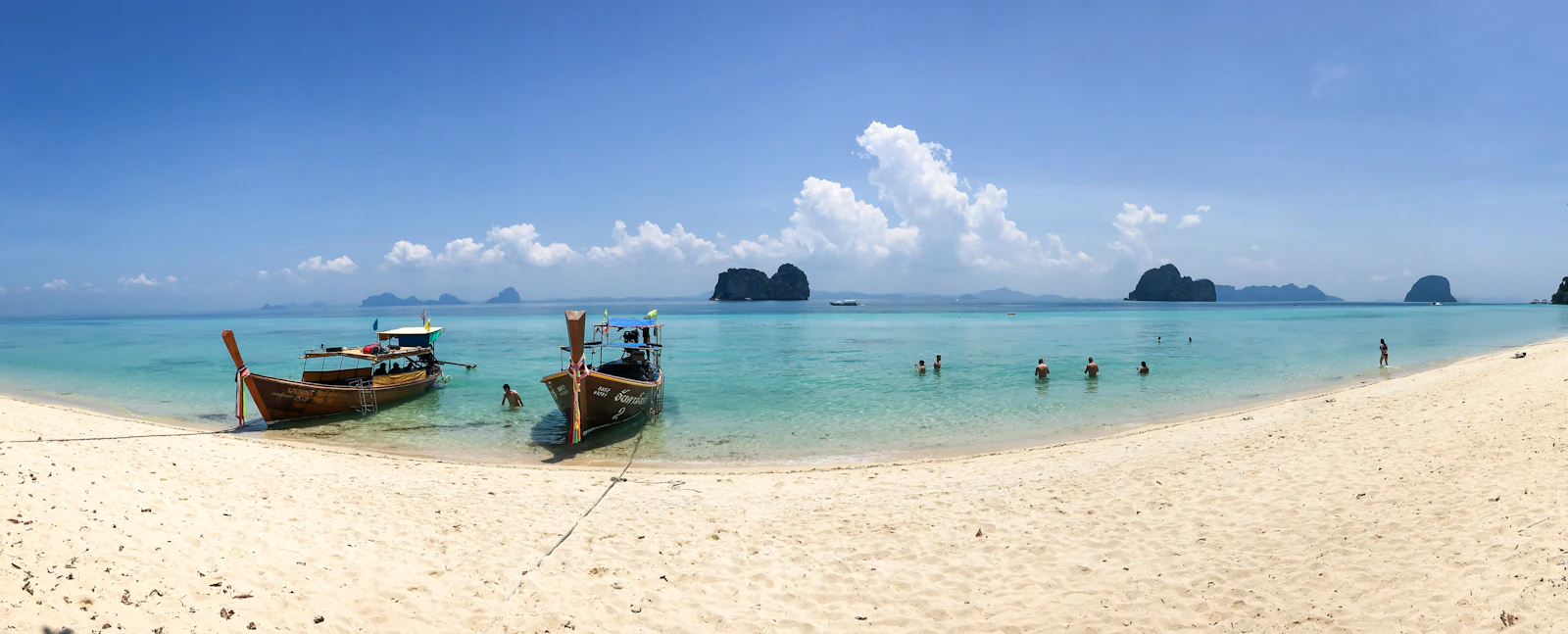 Longtailboote am Strand von Koh Lanta in Thailand im Januar