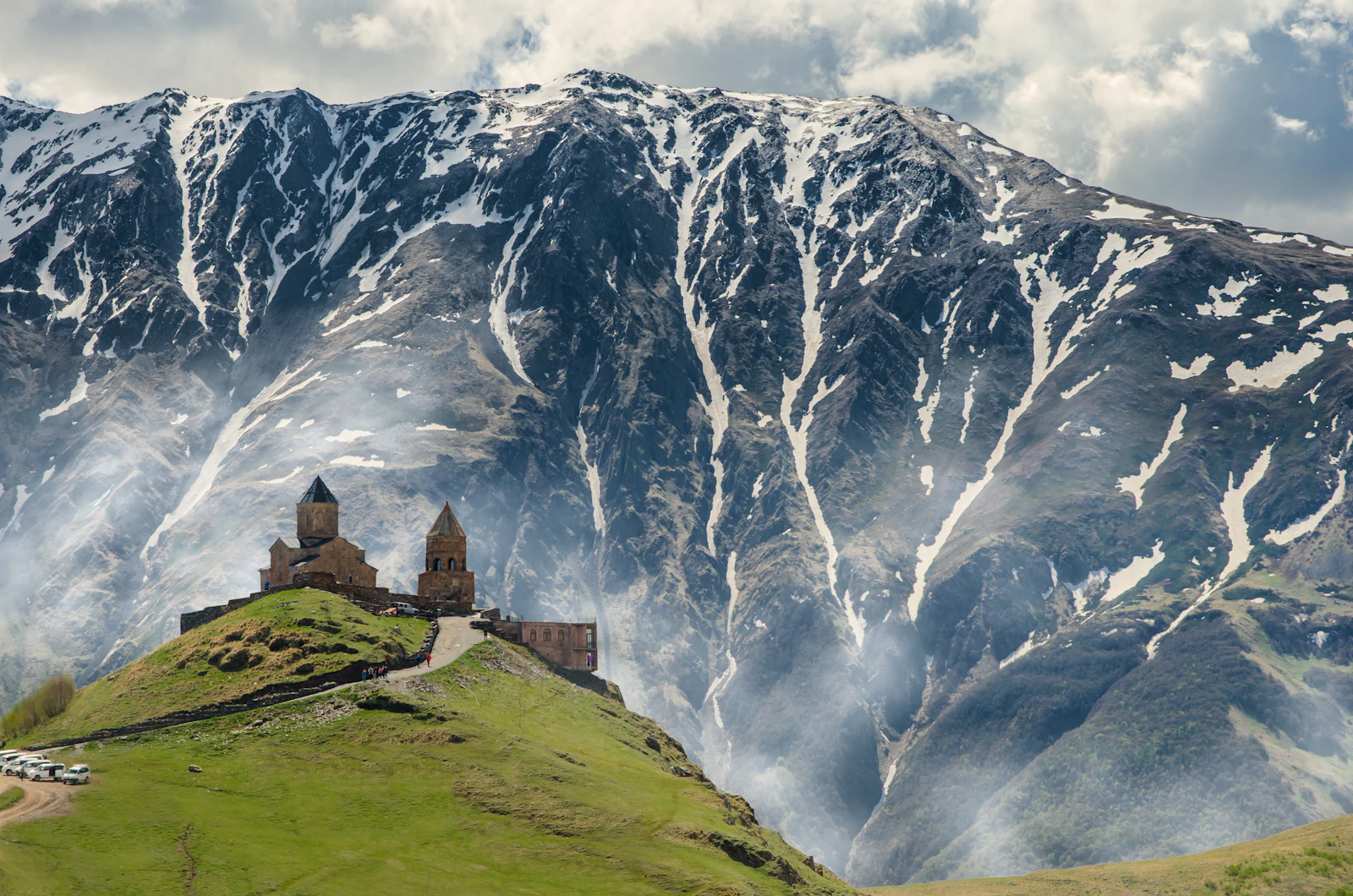 Gergeti-Dreifaltigkeitskirche vor dem Kazbek in Georgien im Juli