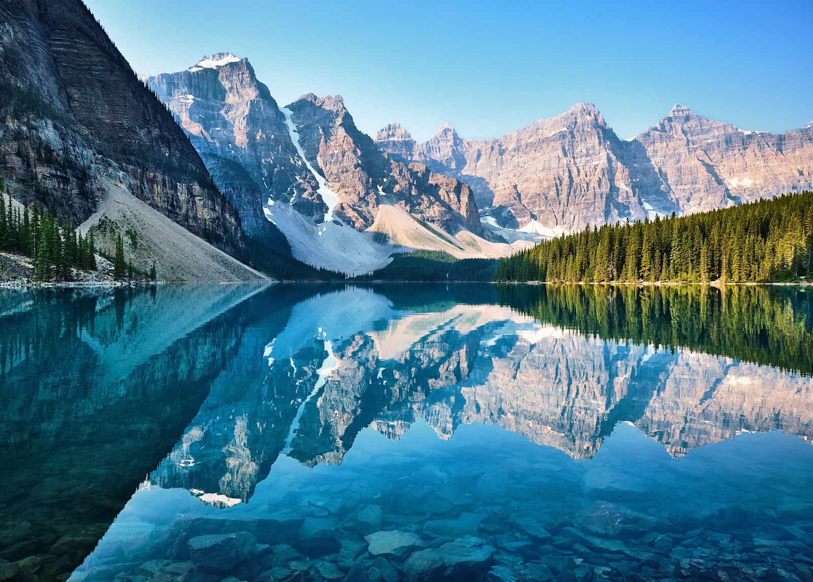 Bergsee mit Gletscherbergen in den kanadischen Rocky Mountains im Juli