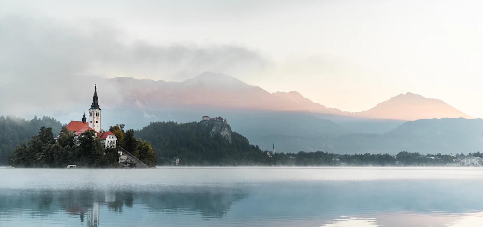 Bleder See mit Insel und Bergen in Slowenien im Juni