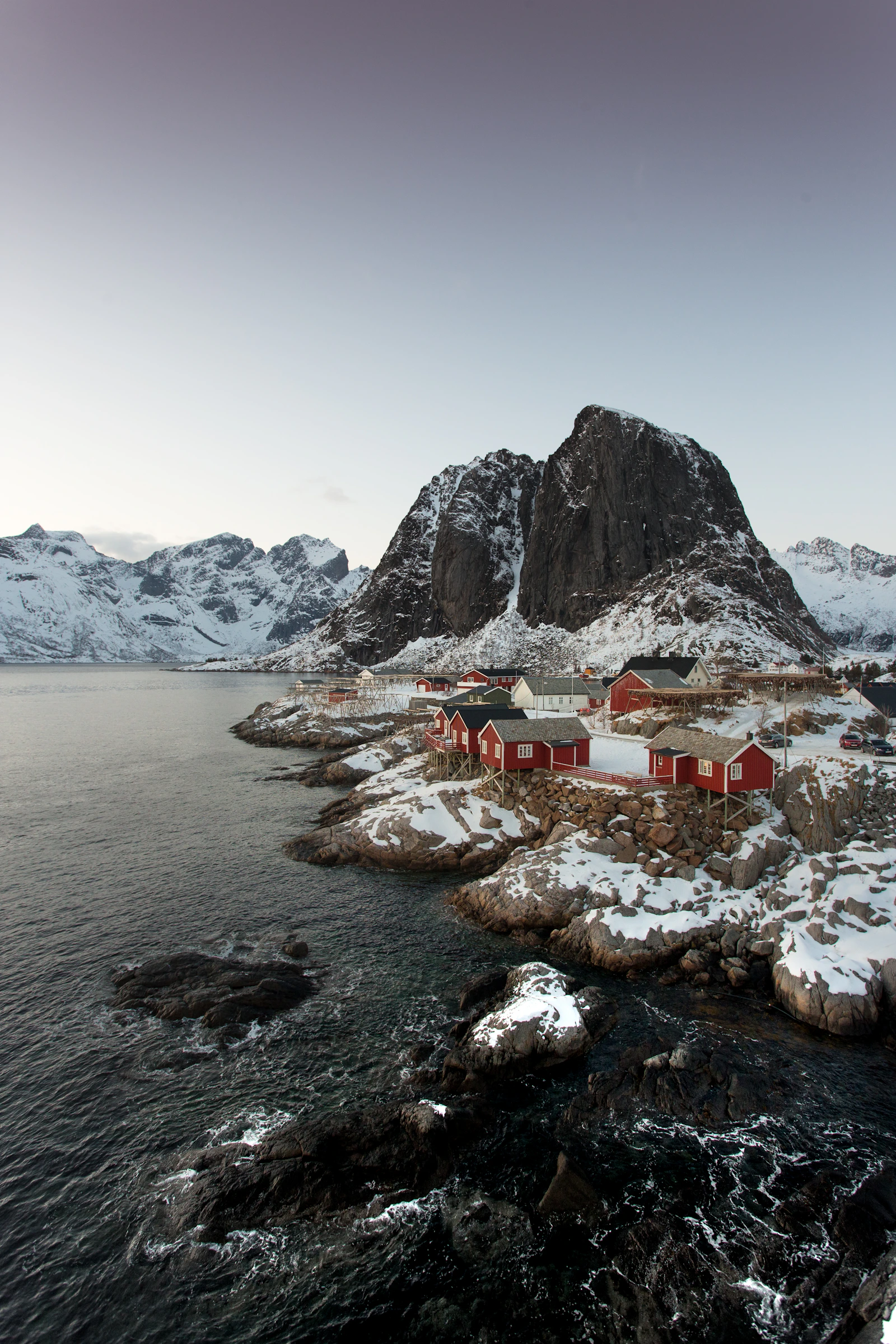 Berge und Meer auf den Lofoten in Norwegen im Juni
