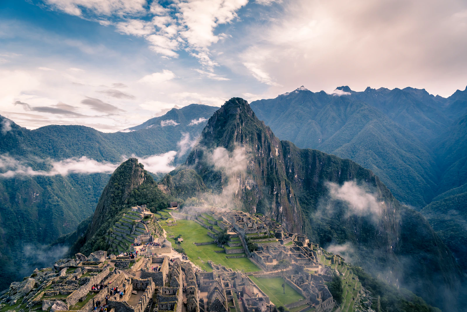 Ruinen von Machu Picchu zwischen Bergen in Peru im Juni
