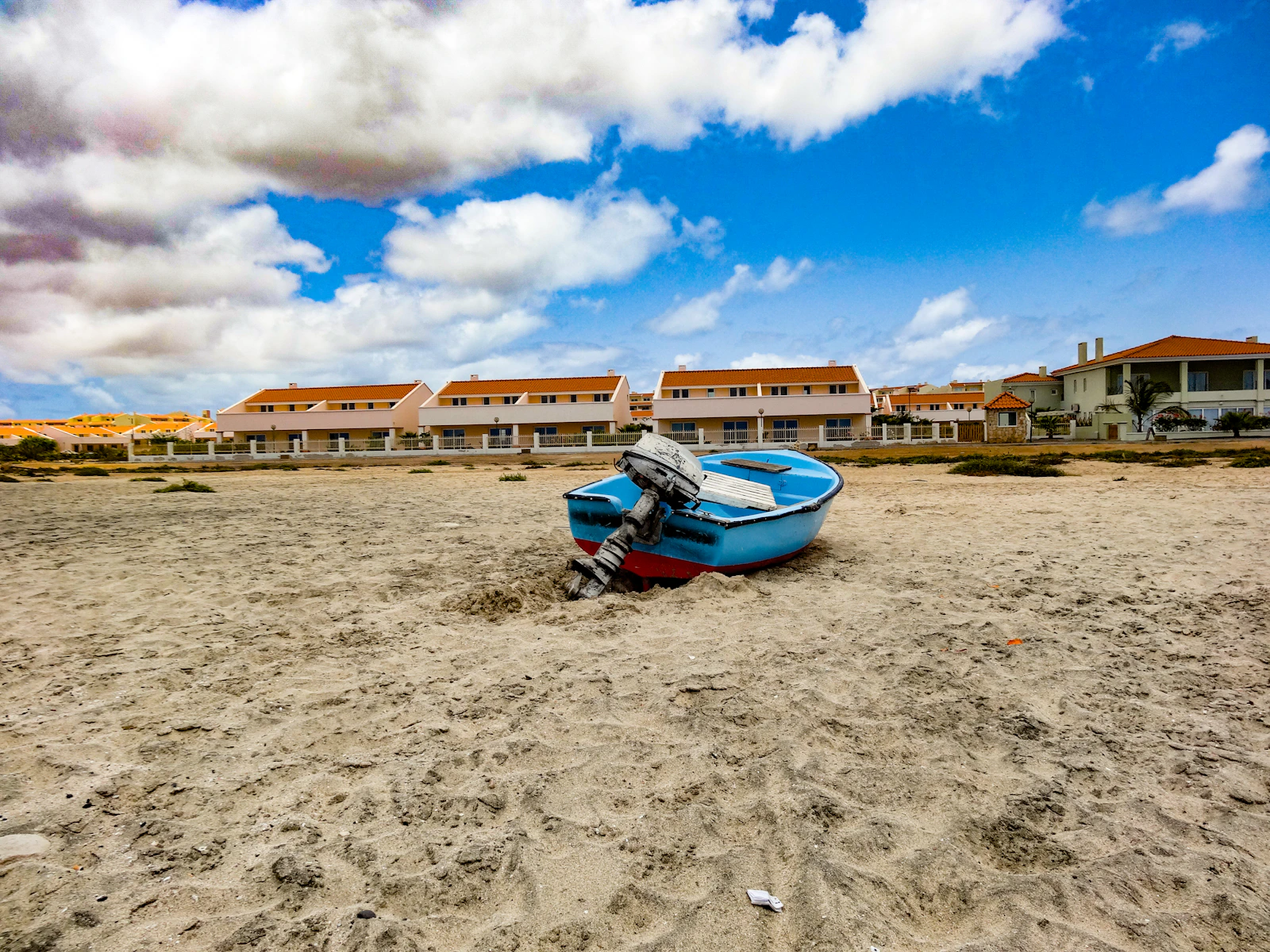 Fischerboot am Strand von Sal auf den Kapverden im März