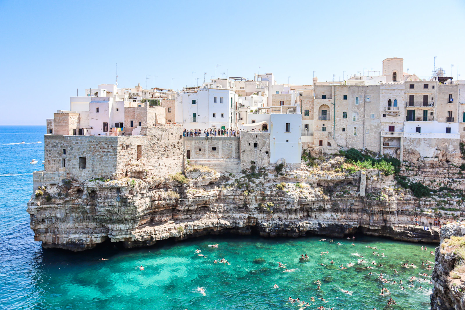 Weiße Altstadt von Polignano a Mare über dem Meer in Apulien im Mai