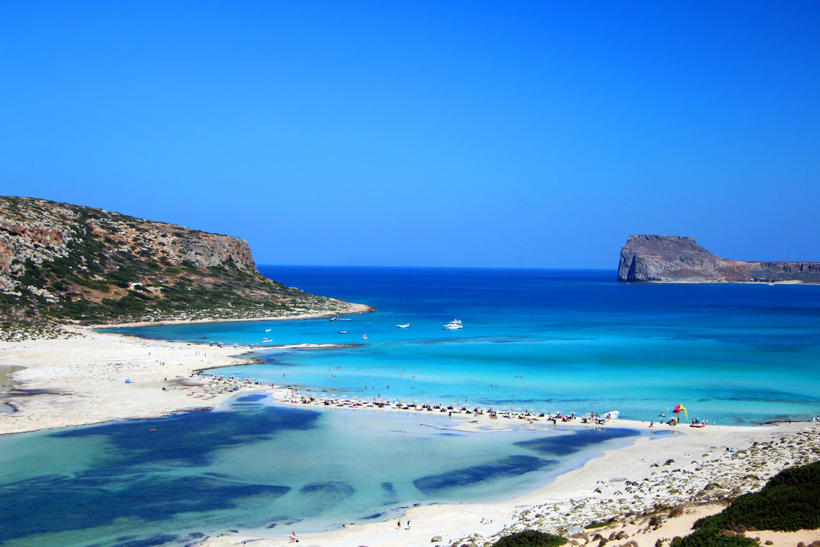 Felsige Küste und türkisblaues Meer der Balos-Lagune auf Kreta im Mai