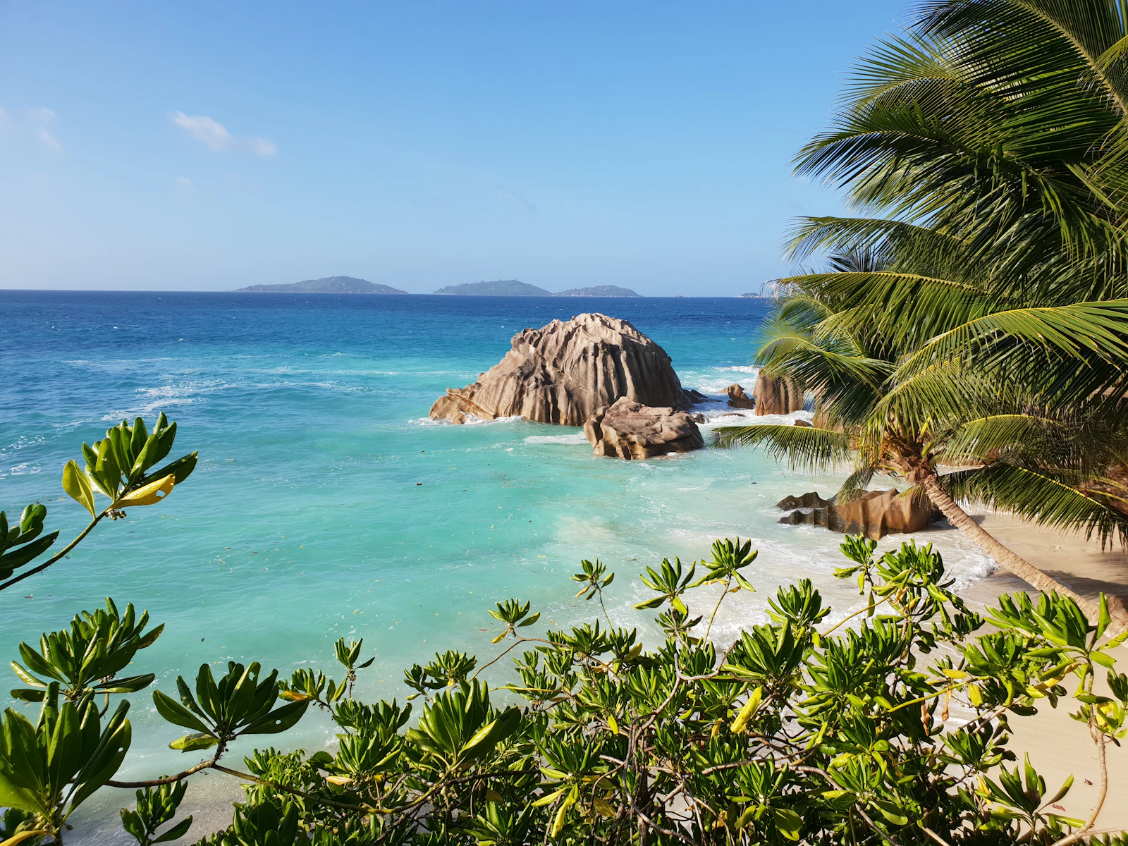 Granitfelsen am Strand auf den Seychellen im Mai