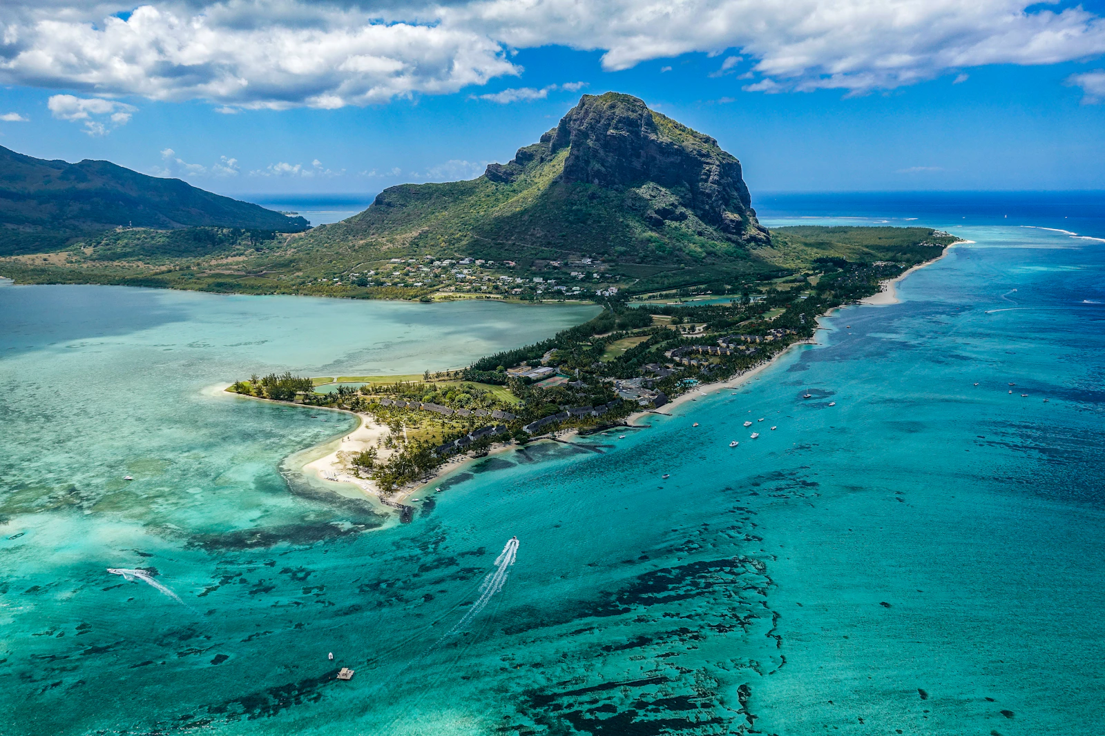 Küste und türkisblaue Lagune von Mauritius im November aus der Luft