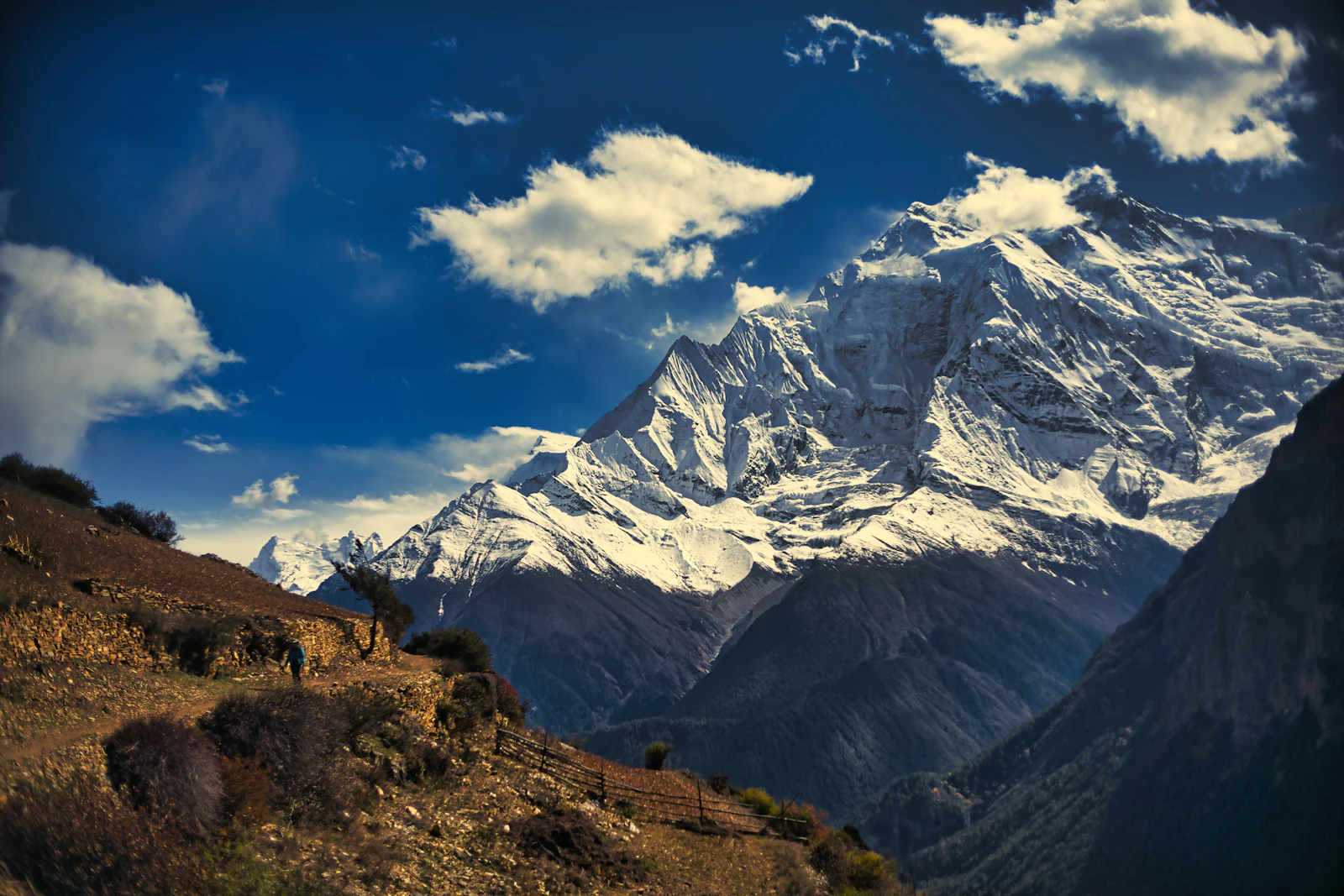 Trekkingpfad vor schneebedeckten Bergen im Annapurna-Gebiet in Nepal im Oktober