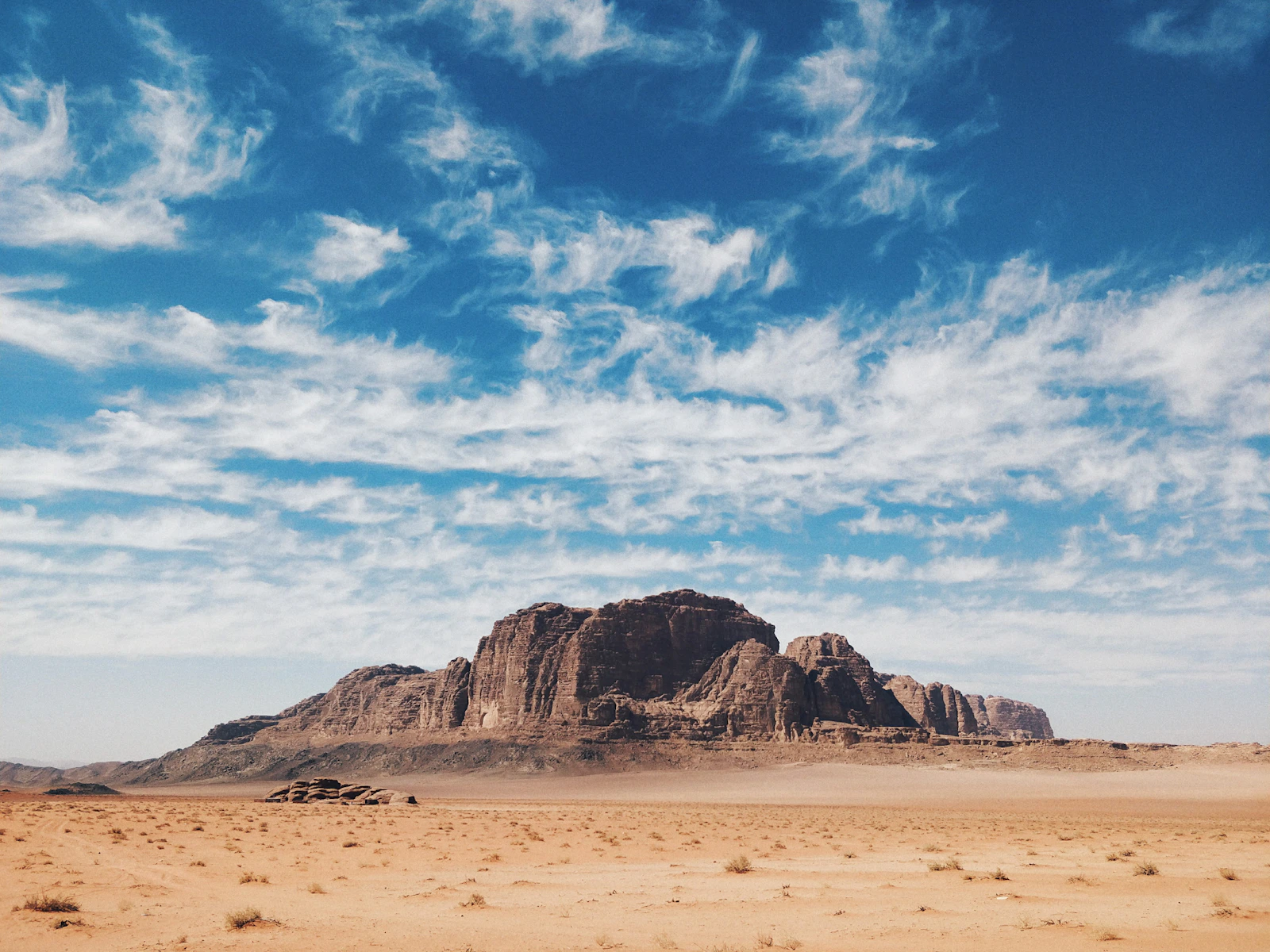 Wüstenlandschaft des Wadi Rum in Jordanien im Oktober