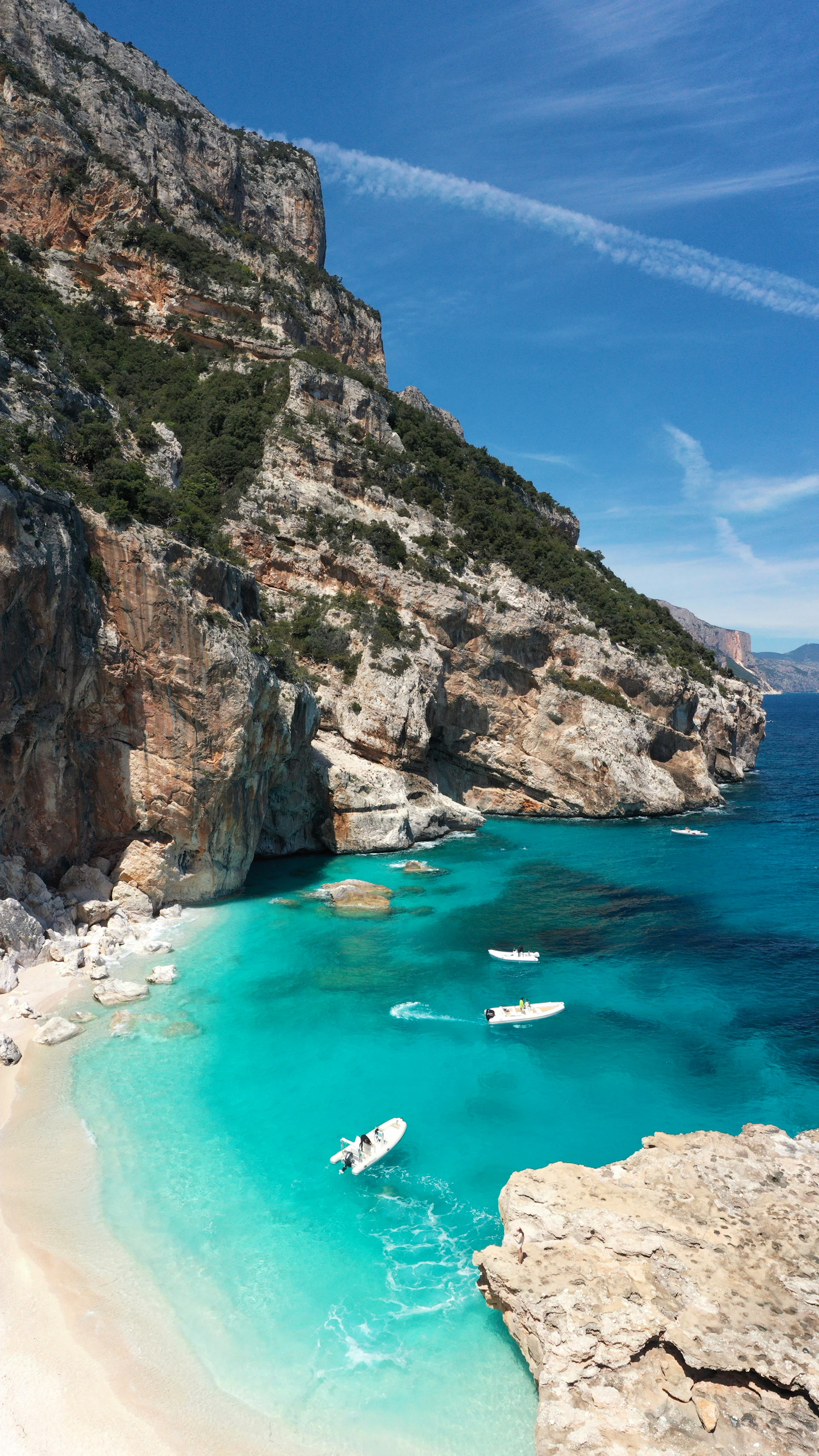 Felsige Bucht mit türkisblauem Meer auf Sardinien im September